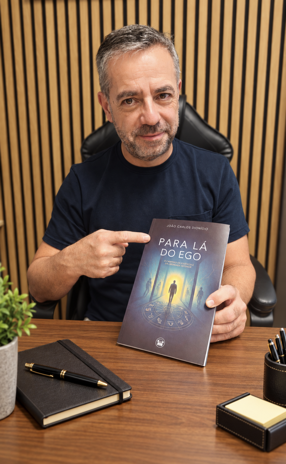 João Carlos Dionísio com o livro Para Lá do Ego